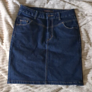 kjol från ginatricot - Mörkblå, knälång jeanskjol i nyskick, aldrig använd i strl 38 från ginatricot