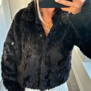 Pälsjacka  - Så sjukt snygg pälsjacka från Vila i storlek 34❣️❣️✌🏻Säljer då den inte används. Perfekt till hösten!! 
