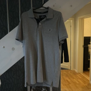Hollister piké  - Tjena säljer min Hollister piké, den är i mycket fint skick, inte använd på ett tag men fortfarande fin i materialet, hörr av dig om du undrar något/ William 