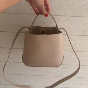 Beige väska - En jättefin beige väska från vero Moda, har ett innerfack även ett axelband och ett kortare band