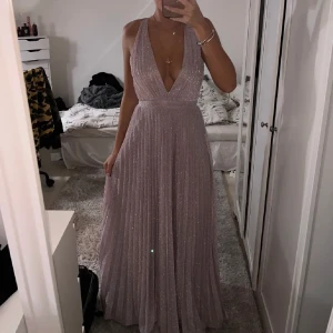 Otrolig, glittrande fest/balklänning - Såå vacker, ljusrosa/”smutsrosa” långklänning som passar lika bra till bal som till bröllop. Jag har sytt ihop urringningen på insidan men det är superlätt att sprätta bort om man vill det! Glittrar så fint! ✨