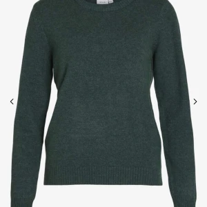 Mörkgrön stickad tröja  - Jätte mysig stickad tröja, perfekt till vintern från vila i storlek s, den är köpt för 329 kr. Den har knappt blivit använd, om du har några frågor så kontaktas gärna ❤️