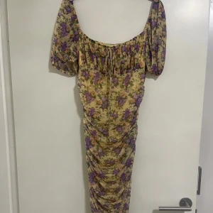 Klänning - Blommig klänning Använd en gång Ruched material