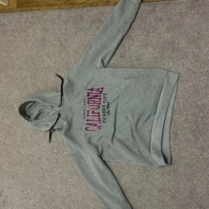 Carlifonia skön grå hoodie - Jag säljer min gråa carlifonia hoodie. Den är oanvänd och ny. Den är super skön och bra för vintern/hösten med en skön luva. Den funkar för både herr och dam