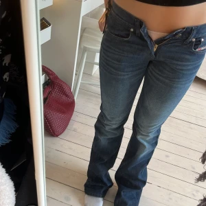 Blå jeans med bootcut - Mörkblåa jeans från Diesel, äkta från år 2005 ungefär💕, aldrig använda lappen kvar❤️ Lågmidjade och bootcut😘