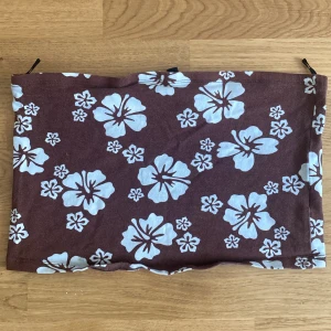 Tube top  - Tube top med hibiskusprint från H&M! Inga defekter, köpt för 50kr^^