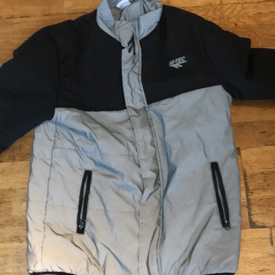 Säljer en varm jacka som har bra reflexer så du syns i mörkret och passar bra till hösten