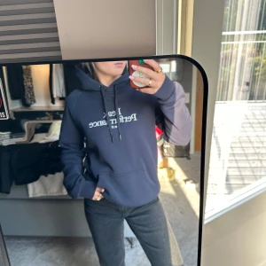 Hoodie PeakPerformance - Marinblå hoodie från PeakPerformance i storlek M. I princip helt ny och inga tecken på användning. Hör av er för frågor!!!