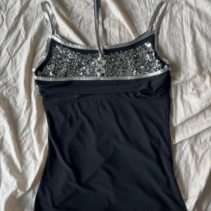 Halterneck topp - Super snygg halter topp med paljetter och perfekt för fester❤️Är i bra skick
