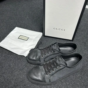 Gucci skor - Sjukt feta Gucci monogram skor - Storlek 42 - Box och dustbag medkommer - Stora i storleken -Skick 9/10 - Nypris över 7000kr -Hör av dig vid fler frågor🙌 