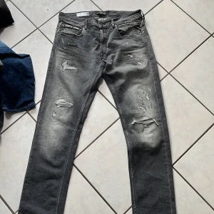 Replay jeans   - Säljer nu mina replay jeans. Dem är aldrig använda! Säljer för att jag köpte fel storlek. 