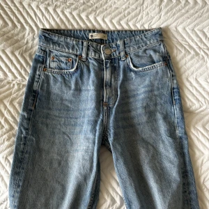 Jeans - Ett par blåa raka jeans från Gina tricot i storlek 34. Använt någon enstaka gång. Fler bilder eller frågor kan tas privat ☺️🩵