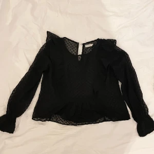 Svart blus - Fin långärmad blus i storlek S! Blusen är genomskinlig och passar därför superbra med ett linne under. Superfina volanger! Pris kan diskuteras 🌸🌸