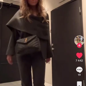 Zara jacka/kappa/kofta - As fin kappa från zara som ja funderar på å sälja. Den är som ny då jag använt den 1 gång i våras. Är inte säker än om jag ska sälja men vill kolla vad ja kan få för den. Den är köpt för 699kr