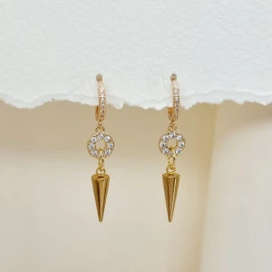 Handgjorda örhängen - Handgjorda örhängen●Följ :@ekjewelryofficial🤲 ● 💎Material- 100% rostfritt stål ●Örhängeskrokar -rostfritt stål och kristall. Nickel fri. Längd -4cm. Vattentåliga, ändrar inte färgen! 