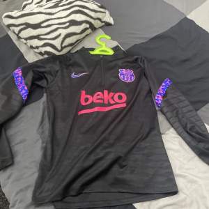 Säljer min barca tracksuit för den passar inte mig, kommer med påsen också