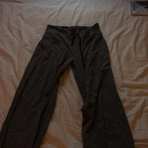 Grå Blacc Byxor - använd fåtal ggr, snygga, sköna, formar kroppen, nypris 200kr