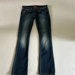 Lågmidjade bootcut jenas  - Midjemått tvärsöver 37cm, Innerbenslängd 77cm💞 (lite för små på mig så har inga bilder på tyvärr)