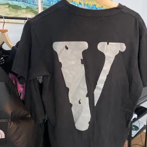 VLOND T-shirt - Väldigt bra skick VLONE T-shirt. Storlek S. 