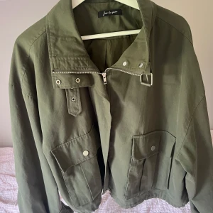 Missäy jacka  - Höst/vår jacka från Missäy i nyskick. 380 eller bud 😊 Passar S/M