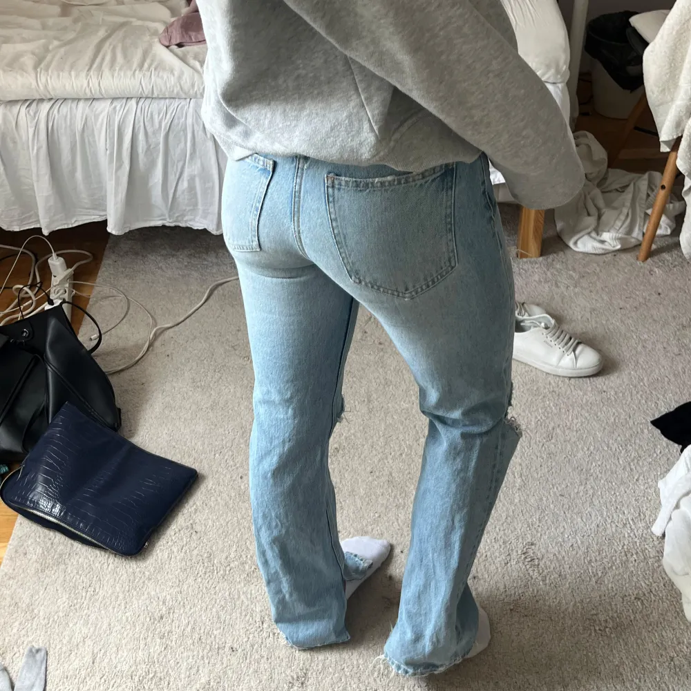 As snygga håliga jeans i en gammal modell från Zara, klippt slit. I perfekt skick och säljer pga lite för små💘. Jeans & Byxor.