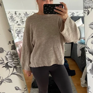 Stickad beige tröja  - Inga defekter men lite noprih
