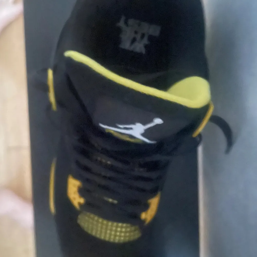 Hejsan! Jag säljer nu mina jordan 4s yellow thunder då dem inte passar längre dom är i väldigt bra skick har används minst 3 gånger . Skor.