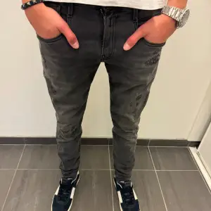 // Replay anbass jeans | Grymt skick | Nypris runt 2000 | Storlek W29 / L32 | Kontakta för fler frågor eller funderingar // Deluxe Closet