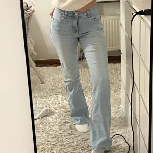 Ljusblå bootcut jeans - Säljer ett par ljusblå bootcut jeans som är superbekväma och perfekta till allt🤍. Jeansen är i nyskick från ginatricot storlek 36, ja e 165🤍