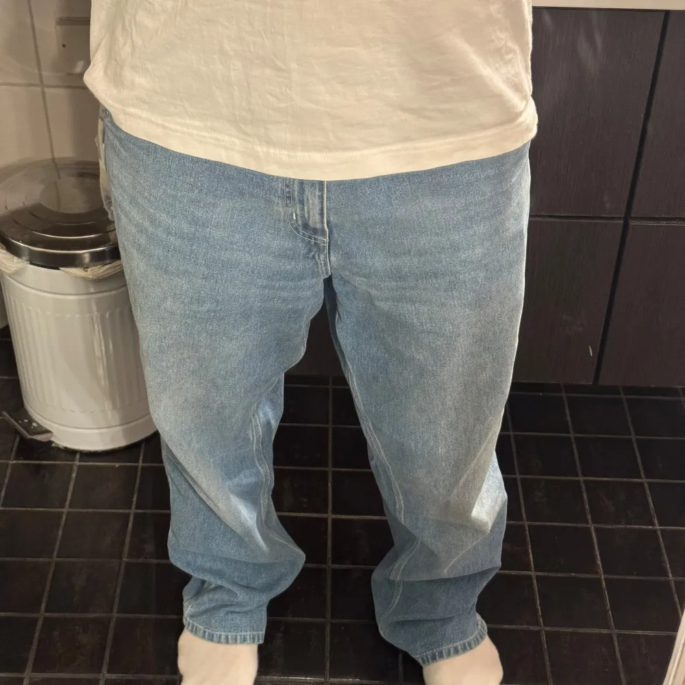 Säljer ett par Carhartt byxor som inte kommer till användning! Jag är 183 och väger 76 kg! . Jeans & Byxor.