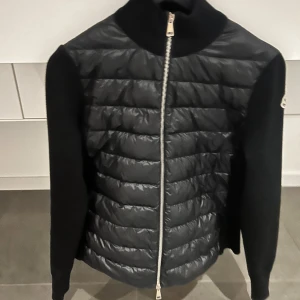 Moncler cardigan  - Säljer min moncler cardigan endast använd fåtal gånger så i nyskick.  Den är i storlek xs fler bilder kan fås och bild på qr koden. Nypris 10290 kr Mitt pris 8000 kr Kvitto finns! 