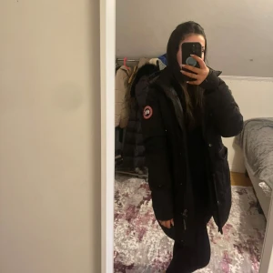 Canada goose jacka  - Säljer min canada goose jacka som bara använts en vinter och är i bra skick. Storlek M men passar s också. Pris kan diskuteras.