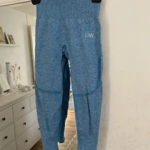 Blå träningstights  - Säljer ett par träningstights från iciw. Använda 1 gång så i nyskick.☺️köpt för 599kr☺️