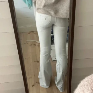 Guess jeans - Ett par jättefina vita lågmidjade guess jeans! Köpta här på plick med de va tyvärr för små för mig. Tidigare ägaren har använt dem få gånger och passar någon runt 170-176 cm lång. Byxorna är i storlek 36/S💕💗Lånade bilder från tidigare säljaren!🫶