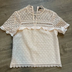 Ljusrosa spetstopp - Fin ljusrosa spetstopp i storlek S som endast är använd en gång. Normal i storlek🤍