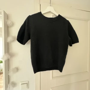 Stickad T-shirt  - Säljer denna stickade T-shirten då den ej kommer till användning längre💕