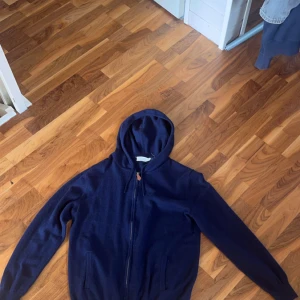 Kashmir hoodie - Säljer denna Kashmir hoodie då jag inte använder den längre. Har inte används så mycket. Storlek L men sitter också bra som M