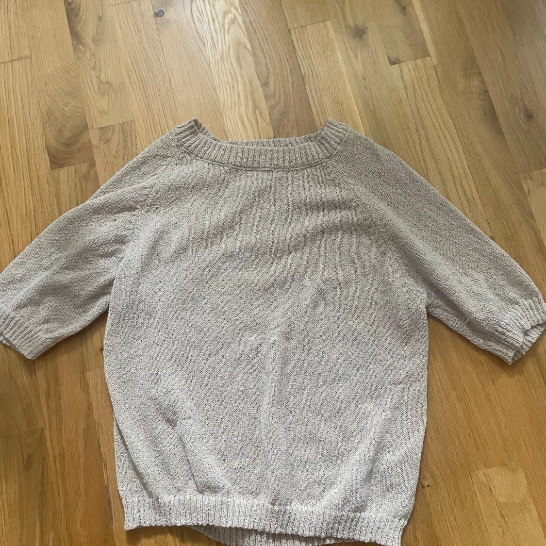 Beige stickad t-shirt  - 91