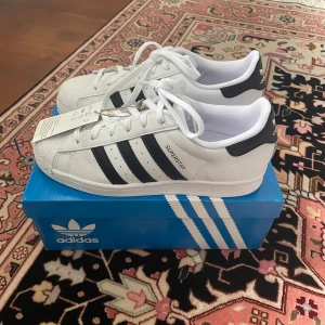 Adidas superstar skor  - Helt nya adidas superstar skor med lappen och boxen kvar. Endast testade. Köpta i USA i storlek 6 1/2 som motsvarar storlek 39 i Europa. Pris kan diskuteras💗