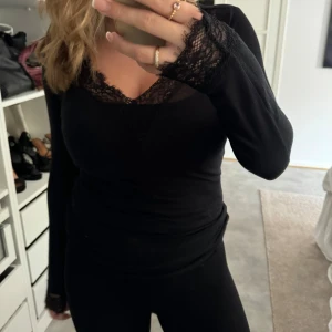 Kashmir tröja med spets - Väldigt fin Kashmir tröja med spets detaljer, rätt så tunn. Inte använt så många gånger så den är i bra skick.