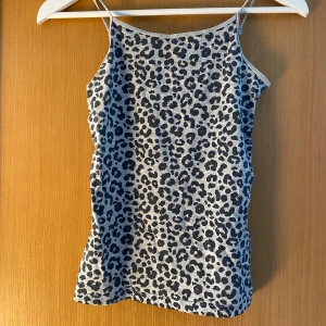 Leopardlinne  - Grå svart leopardlinne i storlek 170, passar som en s skulle jah säga 