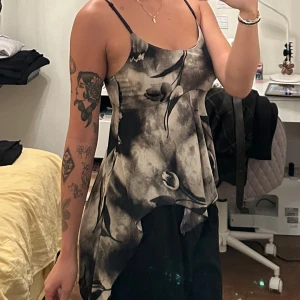 2000s topp -  Det är dubbeltyg vid bysten så den är perfekt att ha utan bh. Justerbara band. Står ingen storlek men skulle säga S