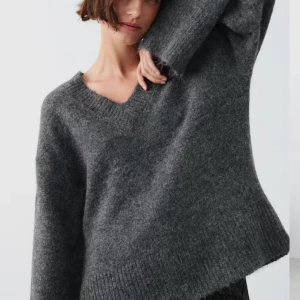 Stickad tröja - Säljer denna stickade tröjan från Gina Tricot 💗 Endast använd 2 gånger så skulle absolut säga att den är i nyskick. Nypris är 399kr💕