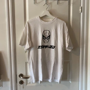 Vit spriderman t-shirt - Vit t-shirt med spiderman tryck från Pull & bear
