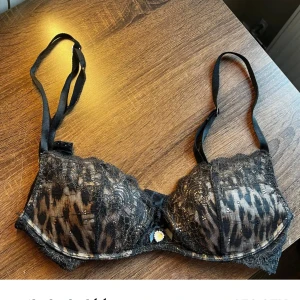 Intimissimi bh - Säljer denna jättefina bhn från Intimissimi. Den är köpt här på plick. Det finns inga lappar kvar men förra ägaren skrev att storleken är 70B vilket jag tror absolut stämmer❤️