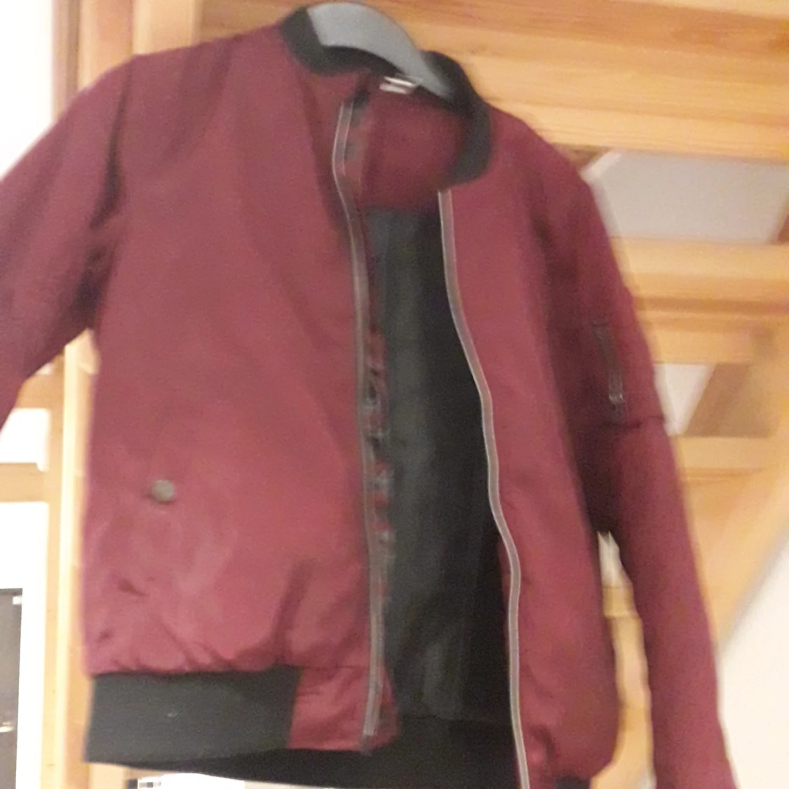 En klassisk bomberjacka från lindex - 90