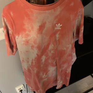 T-shirt - I stolek S mycket fint skick. Skriv för mer information 