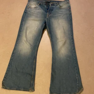 Weekday jeans modell time  - Säljer ett par snygga blå jeans med bootcut. De har en klassisk femficksdesign och en lätt tvättad look som ger dem en cool vintage vibe. Perfekta för både vardag och fest!