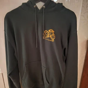 Polar skate co hoodie - En riktigt schysst grön hoodie i storlek M Bra skick, känns som ny