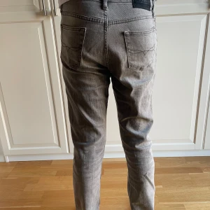 Ralph Lauren jeans - Sparsamt använda, hela och rena. Storlek 170. Nypris 1900kr. Säljes för 1400kr eller högstbjudande  Kommer från rök- och djurfritt hem